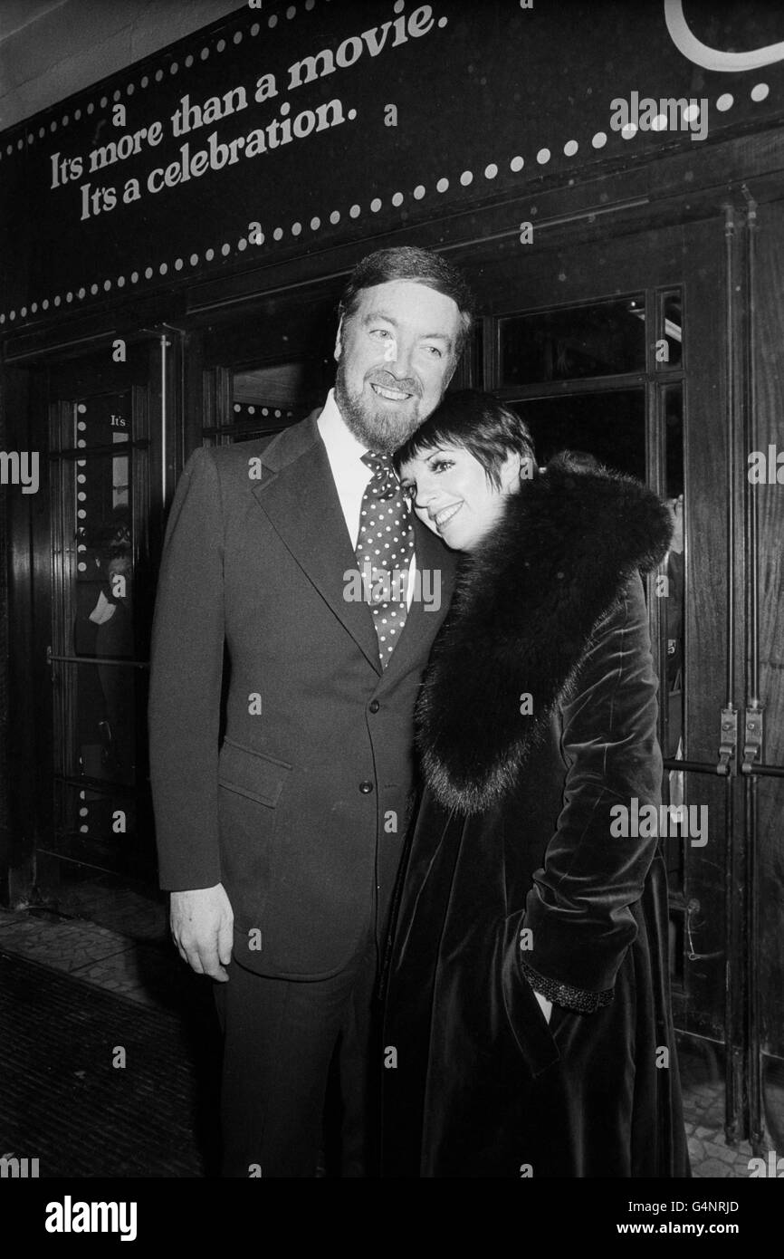 Glückliches Jungvermählte im West End. Liza Minnelli und ihr Ehemann Jack  Haley Jnr. Sie waren im Dominion Theatre für die europäische Premiere von  Mr Haley's Film 'Thats Entertainment', MGM's 50-jähriges Jubiläum als