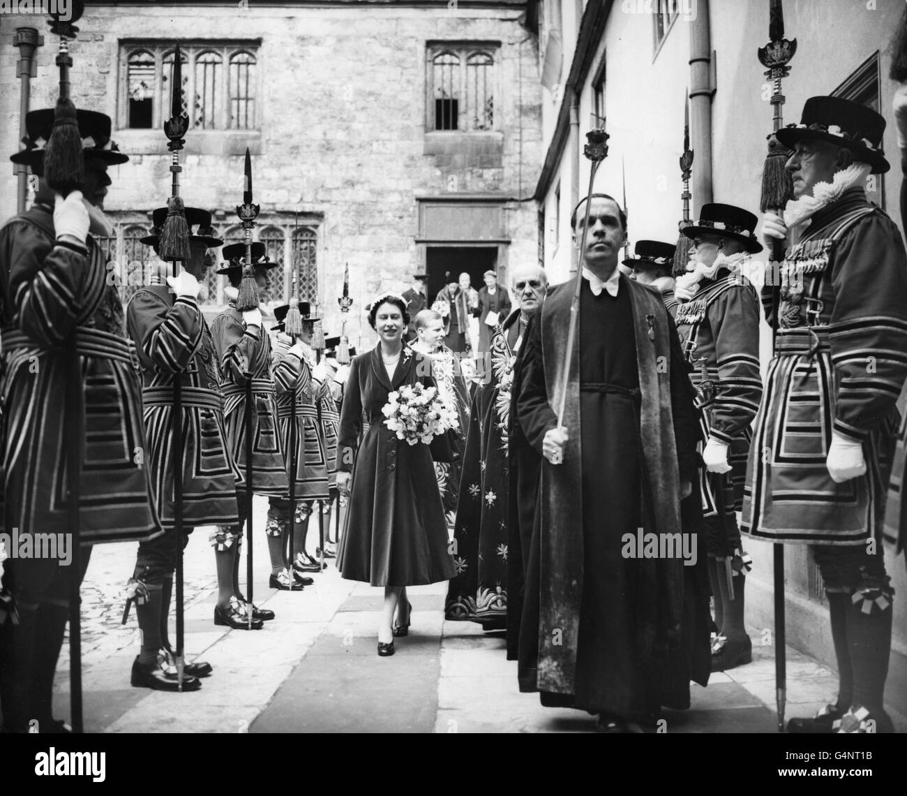 Königin Elizabeth II. Durchläuft die Reihen von Yeomen der Garde, als sie nach dem Besuch des Royal Maundy Service in der Westminster Abbey abreist. Stockfoto