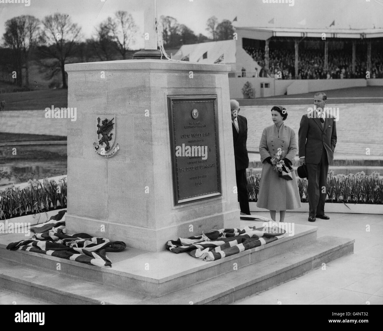 Königin Elizabeth II. Und der Herzog von Edinburgh inspizieren den Gedenkstein, den die Königin bei der Einweihung des Chew Valley Lake der Bristol Waterworks Company enthüllt hat. Stockfoto