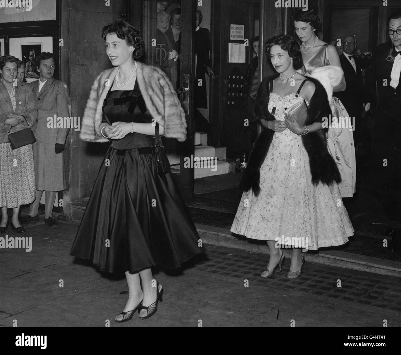 Königin Elizabeth II. Und Prinzessin Margaret verlassen das Duchess Theatre, London, nachdem sie die 101. Aufführung der Revue 'Cranks' gesehen haben. Stockfoto