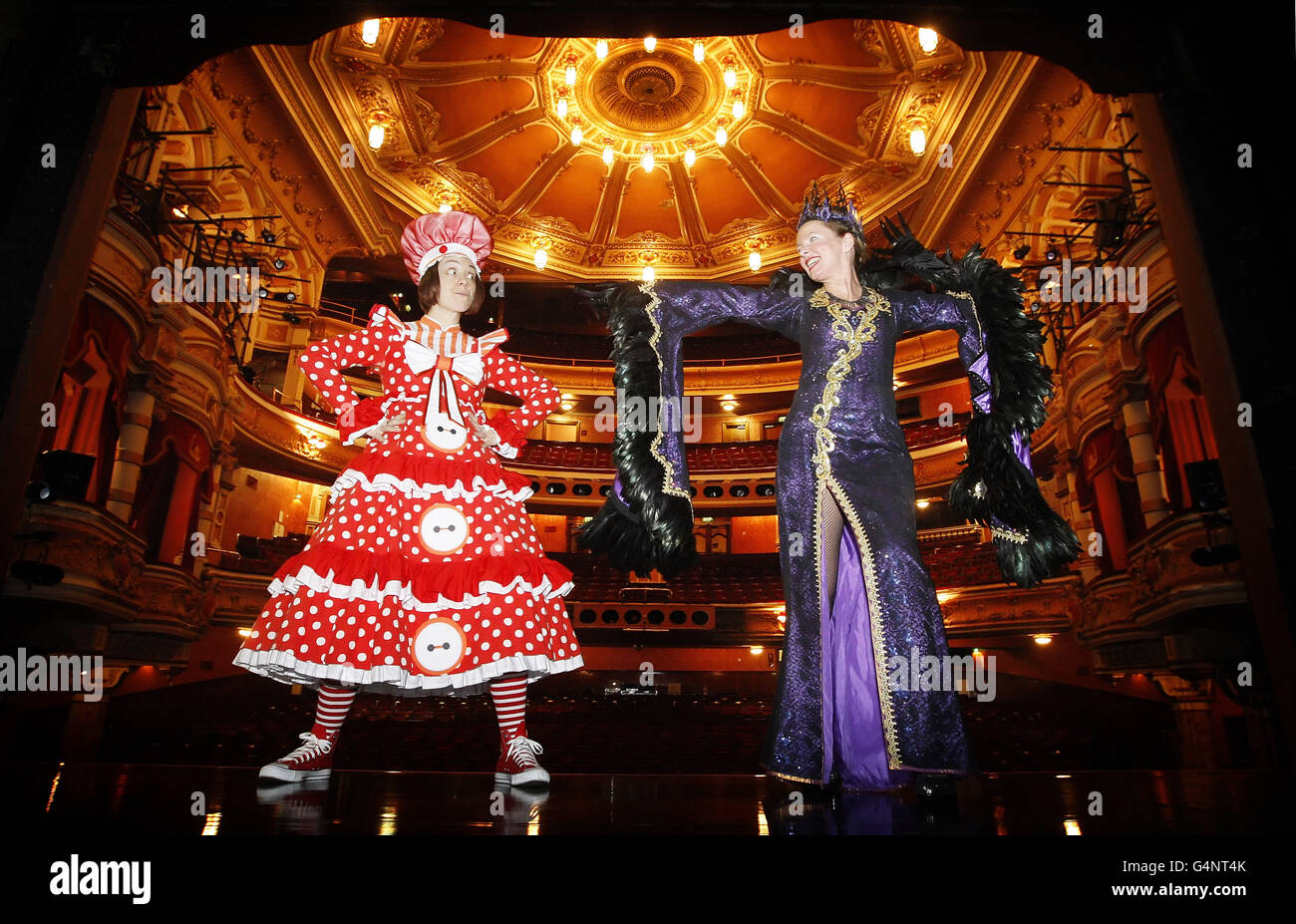 Panto-Stars Karen Dunbar (links) und Clare Grogan (rechts) starten die SCIAF Christmas Real Gifts-Kampagne im King's Theatre in Glasgow. Stockfoto