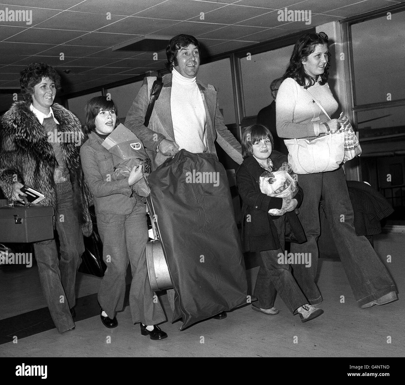 Der in Liverpool geborene Komiker Jimmy Tarbuck mit seiner Familie L-R: Frau Pauline und den Kindern Lisa, James und Cheryl am Flughafen Heathrow, nachdem er aus Hongkong zurückkam. Stockfoto