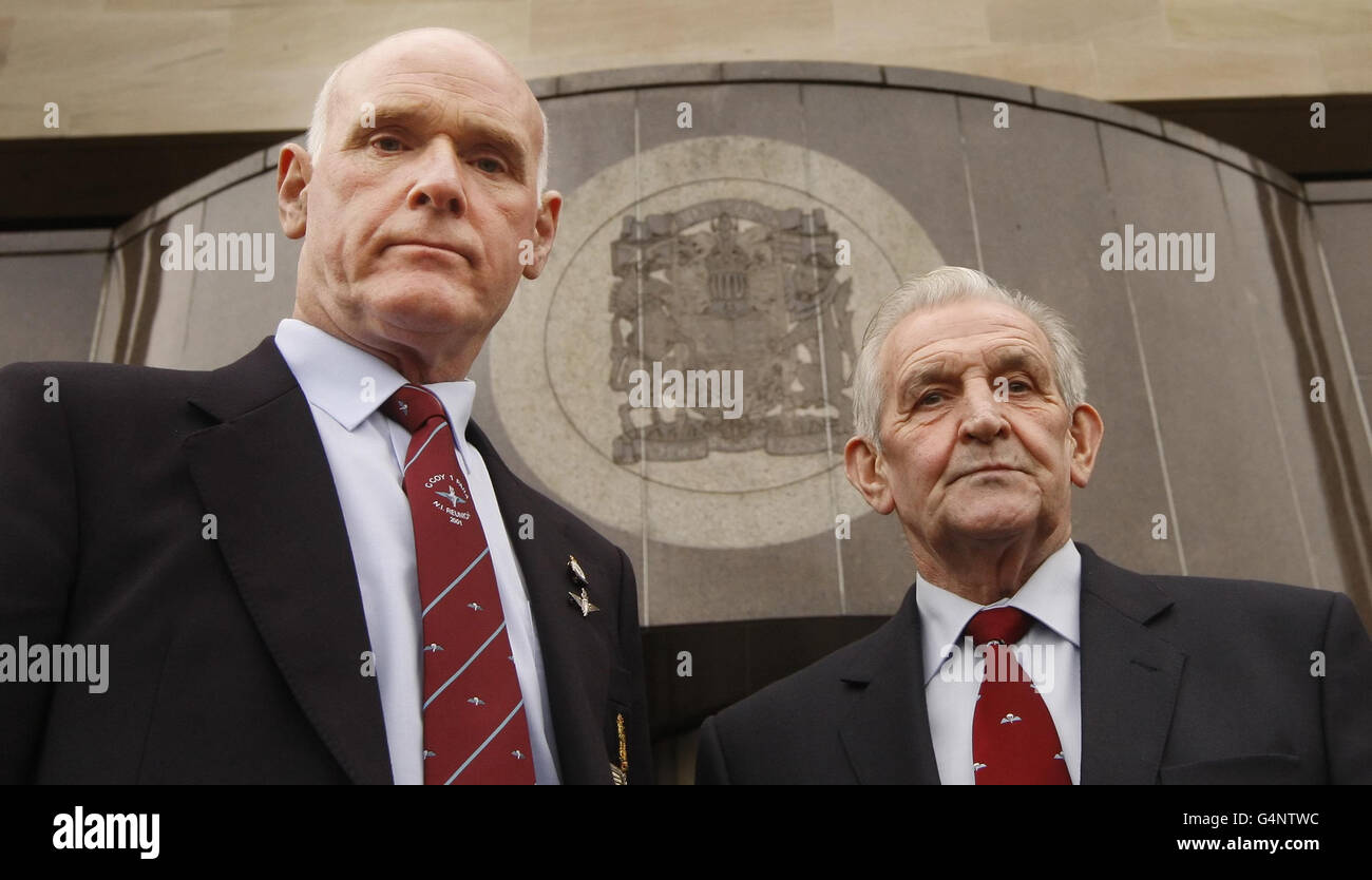 Bill Donaldson (links) und Russel Cameron (rechts) von der Parachute Regiment Association vor dem Glasgow Sheriff Gericht vor der Verurteilung von John Lennox, der heute inhaftiert wurde, weil er Kriegsveteranen, Schulkindern und anderen schutzbedürftigen Menschen fast &pound;30,000 gestohlen hatte. Stockfoto