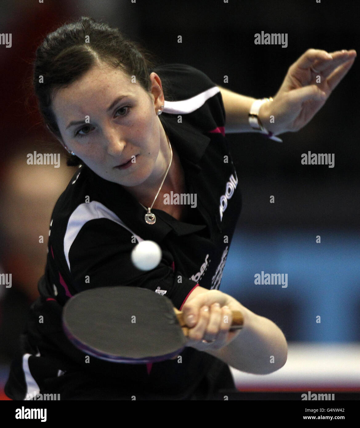 Die britische Joanna Parker im Kampf gegen die chinesische Ning Ding während der ITTF Pro Tour Grand Finals in der Excel Arena, London. Stockfoto