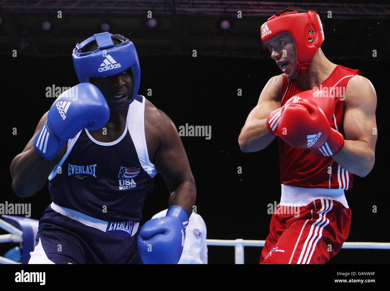 Der britische Simon Vallily (rechts) während seiner Niederlage gegen den US-Amerikaner Joseph Williams während des Boxing International Invitational in der Excel Arena, London. Stockfoto