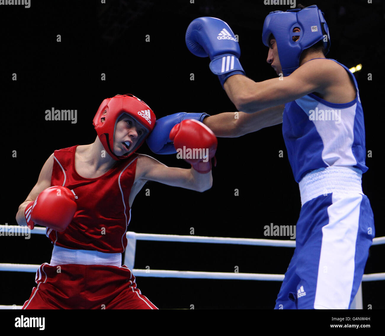 Der britische Charlie Edwards (links) während seiner Niederlage gegen Shakhobidin Zoirov während des Boxing International Invitational in der Excel Arena, London. Stockfoto