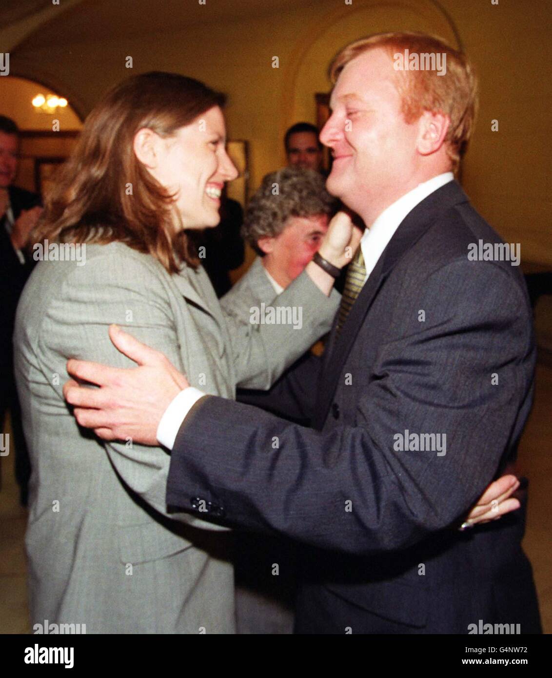 Der neu gewählte Führer der Liberaldemokraten, Charles Kennedy, wird von seiner Freundin Sarah Gurling im Liberal The Liberal Club in Whitehall gratuliert. Kennedy signalisierte eine härtere Linie gegenüber der Regierung. * Er verspricht, den Druck auf Labour in den Bereichen Umwelt, Gesundheit und Bildung zu erhöhen und behauptet, dass er die Politik des scheidenden Parteichefs Paddy Ashdown, mit der Regierung bei der Verfassung und der europäischen Außenpolitik zusammenzuarbeiten, fortsetzen werde. Kennedy schlug seinen nächsten Rivalen, um Ashdown zu ersetzen, und erbrachte 56.6 % der Stimmen bei einer Wahlbeteiligung von 61.6 % der 86,000 Parteimitglieder. Stockfoto