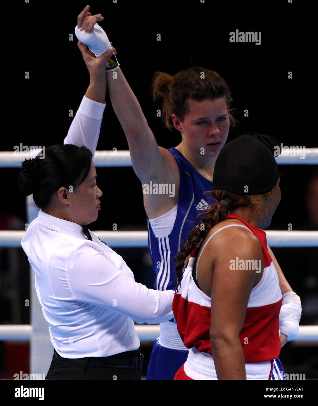 Die britische Savannah Marshall (blau) während ihres Sieges gegen die amerikanischen Franchon-Crews im Halbfinale des Women Light (57-60kg) während des Boxing International Invitational in der Excel Arena, London. Stockfoto