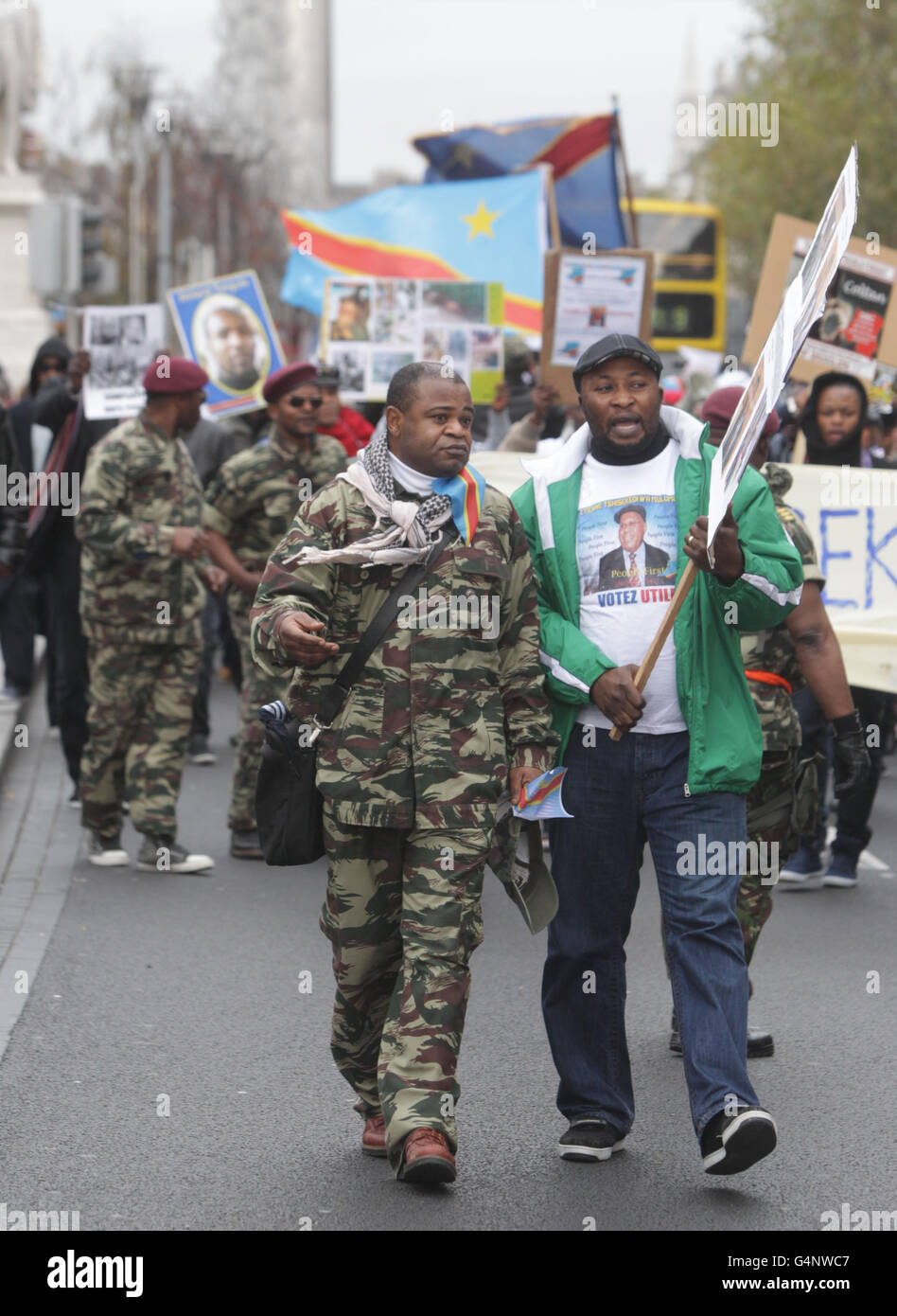 Expatriates aus der Demokratischen Republik Kongo halten eine Protestkundgebung gegen den amtierenden Präsidenten Joseph Kabila in der O'Connell Street in Dublin ab, bevor die Nation zu den Wahlen geht. Stockfoto