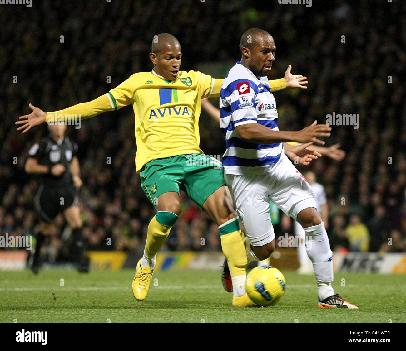 Fußball - Barclays Premier League - Norwich City / Queens Park Rangers - Carrow Road. Simeon Jackson von Norwich City (links) und Daniel Gabbidon von Queens Park Rangers (rechts) kämpfen um den Ball Stockfoto