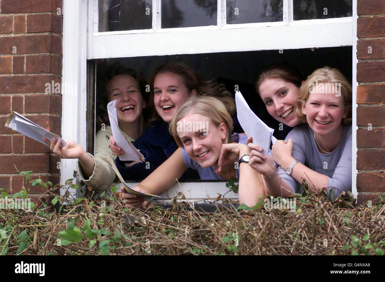 (L-R) Tracey Hughs, Joanna Bishop, Abigail Cranage, Jenny Atkinson und Rowena Luscombe von der Chelmsford High School for Girls in Essex feiern ihre ERGEBNISSE DER Abitur-Prüfung. Stockfoto