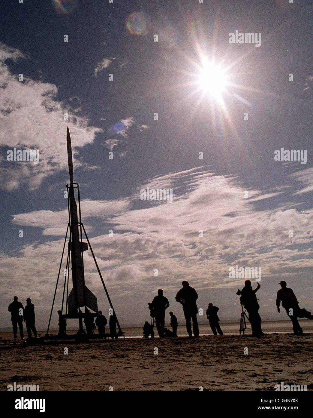 Zuschauer beobachten, wie Steve Bennetts Starchaser 3a-Rakete vom Sand der Morecambe Bay in Lancashire abgeschossen wird. Die 22-Fuß-Rakete erwartete auf ihrem Jungfernflug 20,000 Fuß und ist ein Testbett für das nächste Modell. * ...die Herr Bennett, 35, aus Duckinfield, Greater Manchester, hofft, ihn ins All tragen zu können. Nach dem Absprengen und einem erfolgreichen Flug schwebte die Rakete unter Fallschirmen zurück zur Erde. Stockfoto