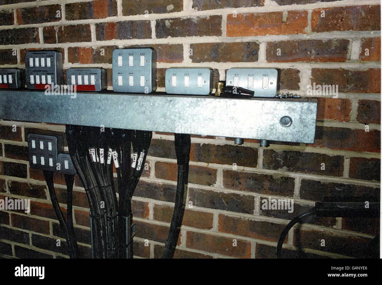 Metropolitan Police Bild der Verkabelung in einem elektrischen Schaltraum auf Charlton Athletic's Valley Ground im Südosten Londons. Ein Mann aus Hongkong wurde für schuldig befunden, in der letzten Saison ein Fußballspiel zwischen Charlton Athletic und Liverpool zu sabotieren (1998/99). * Prozess am Midldesex Guildhall Crown Court. Drei andere Männer haben sich der Verschwörung schuldig gemacht, um eine öffentliche Belästigung zu verursachen. Es wird angenommen, dass ein fernöstliches Wettsyndikat hinter dem Plan stand, die besten englischen Spiele durch Manipulation mit Stadionflutlichtern in die Dunkelheit zu stürzen. Der Betrug wurde erst entdeckt, wenn drei der Stockfoto