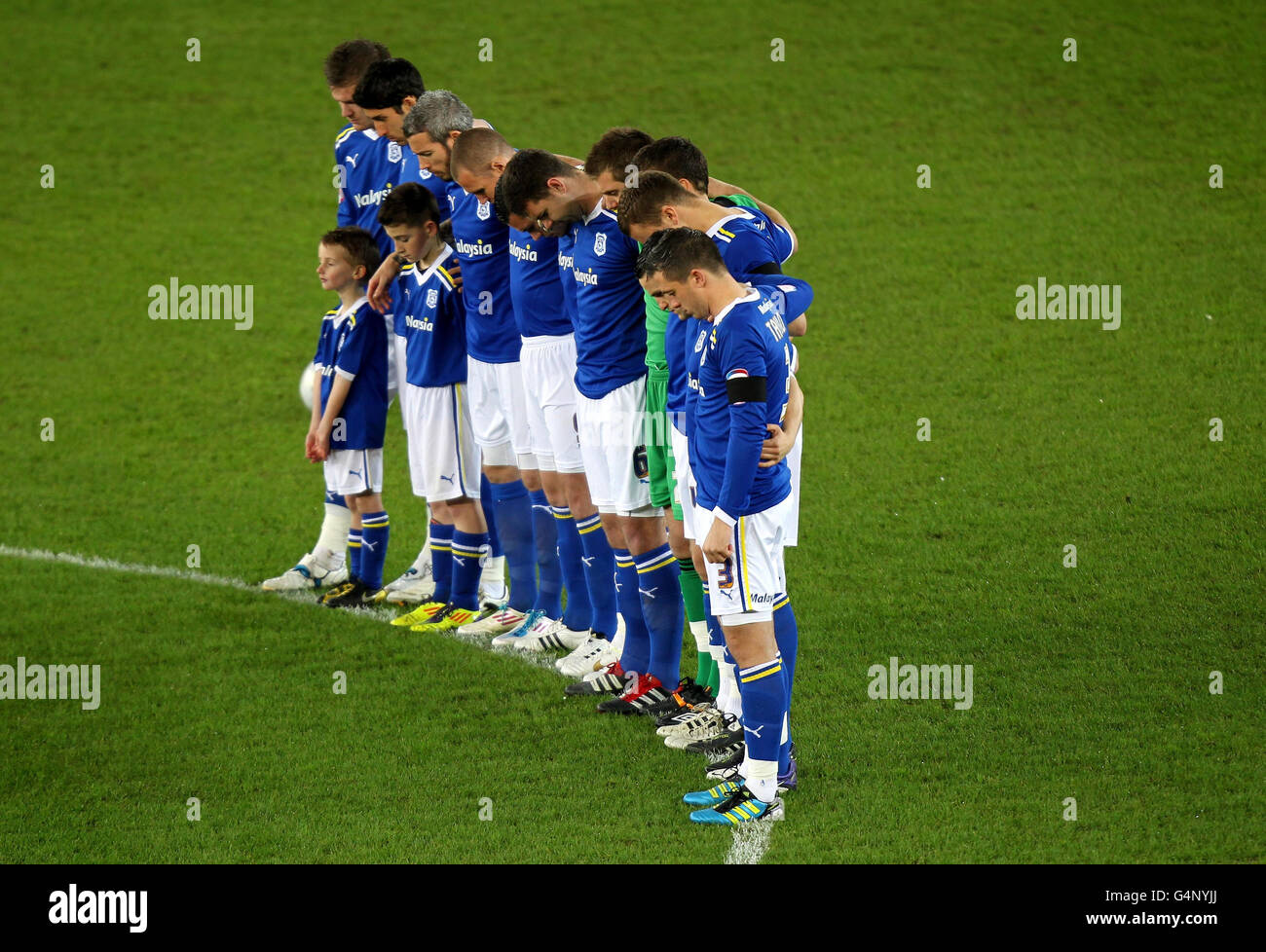 Die Spieler von Cardiff City respektieren eine Minute Stille in Erinnerung an Gary Speed vor dem Carling Cup, dem Viertelfinale im Cardiff City Stadium, Cardiff. Stockfoto