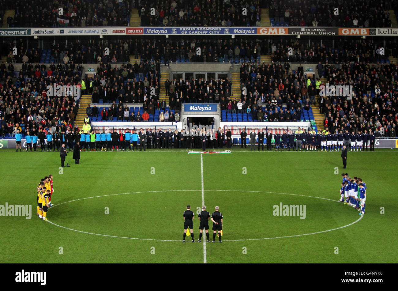 Spieler, Beamte und Fans respektieren eine Schweigeminute in Erinnerung an Gary Speed vor dem Carling Cup, dem Viertelfinale im Cardiff City Stadium, Cardiff. Stockfoto