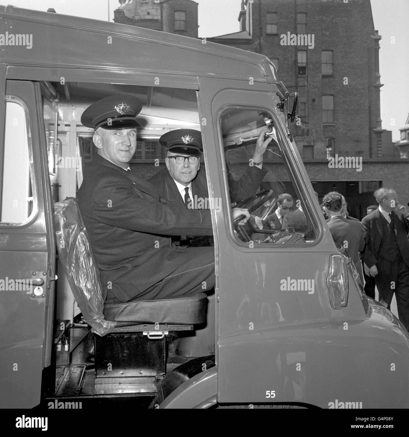 Die Postboten Edward Brickley (l.) und Alfred Glover vom Postamt sitzen in ihrem Van, bevor sie nach Paris fahren. Die Postboten fahren mit ihrem General Post Office Van in die französische Hauptstadt, um an einer speziellen Parade von Postfahrzeugen teilzunehmen Stockfoto