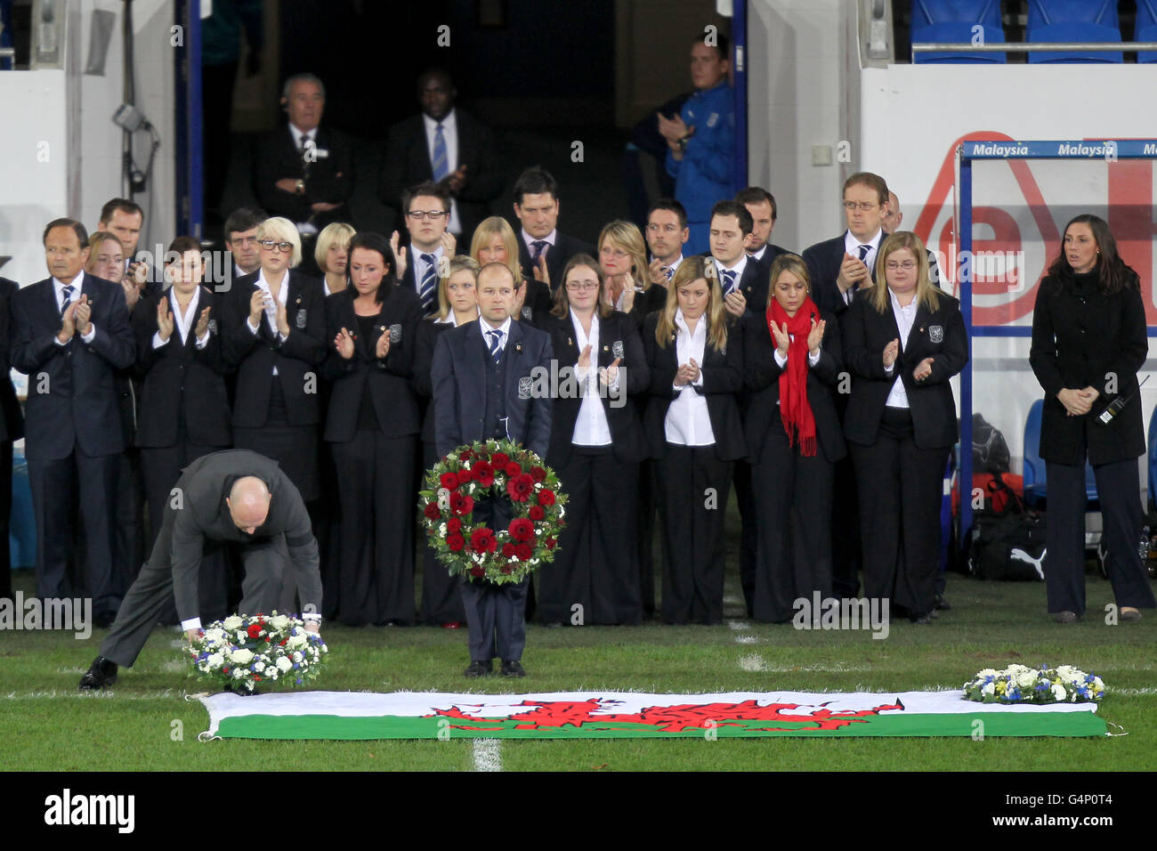 Steve Kean, Manager von Blackburn Rovers (links), legt einen Kranz in Erinnerung an Gary Speed, zusammen mit dem Chief Executive des walisischen Verbands Jonathan Ford. Stockfoto