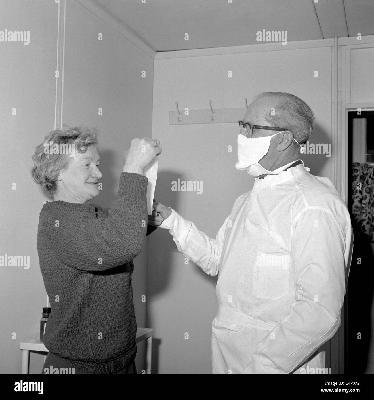 Ein freiwilliger Patient und einer der Ärzte am Harvard Hospital, wo sich die Common Cold Research Unit aufhalten kann Stockfoto