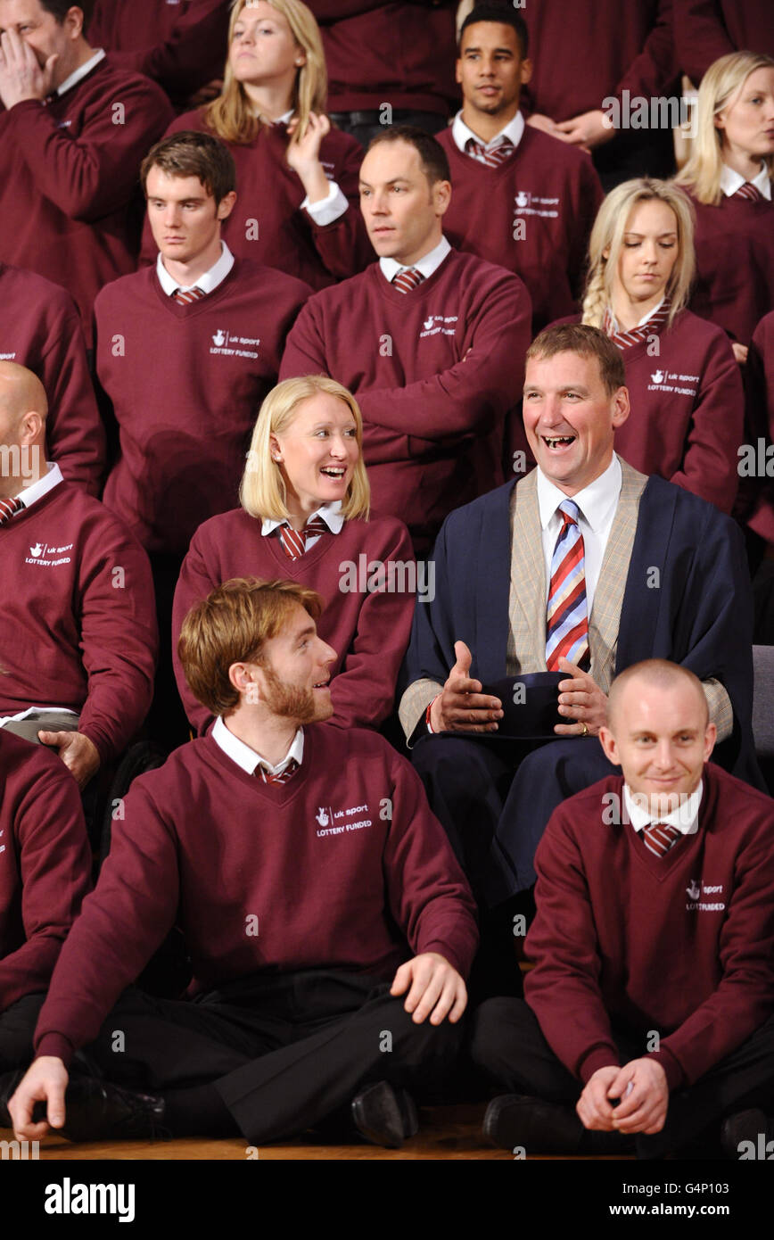 Sir Matthew Pinsent spricht mit Sportlern, die während der Fotozelle der Klasse 2012 an der City of London School in London für ein Gruppenfoto posieren. Stockfoto