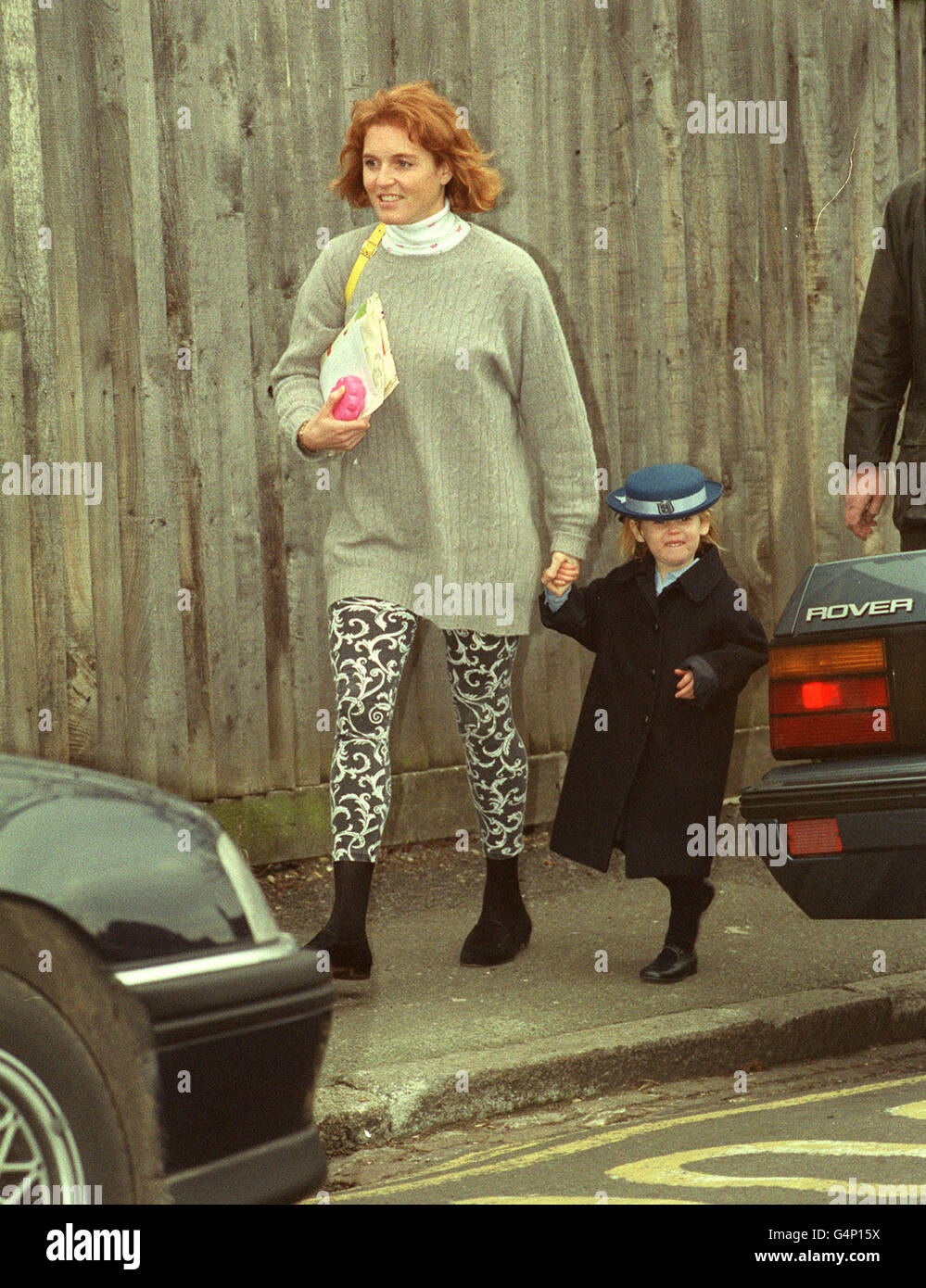 Die Herzogin von York, Sarah Ferguson, sammelt ihre ältere Tochter, Prinzessin Beatrice, von der Upton House Schule in Windsor. Stockfoto