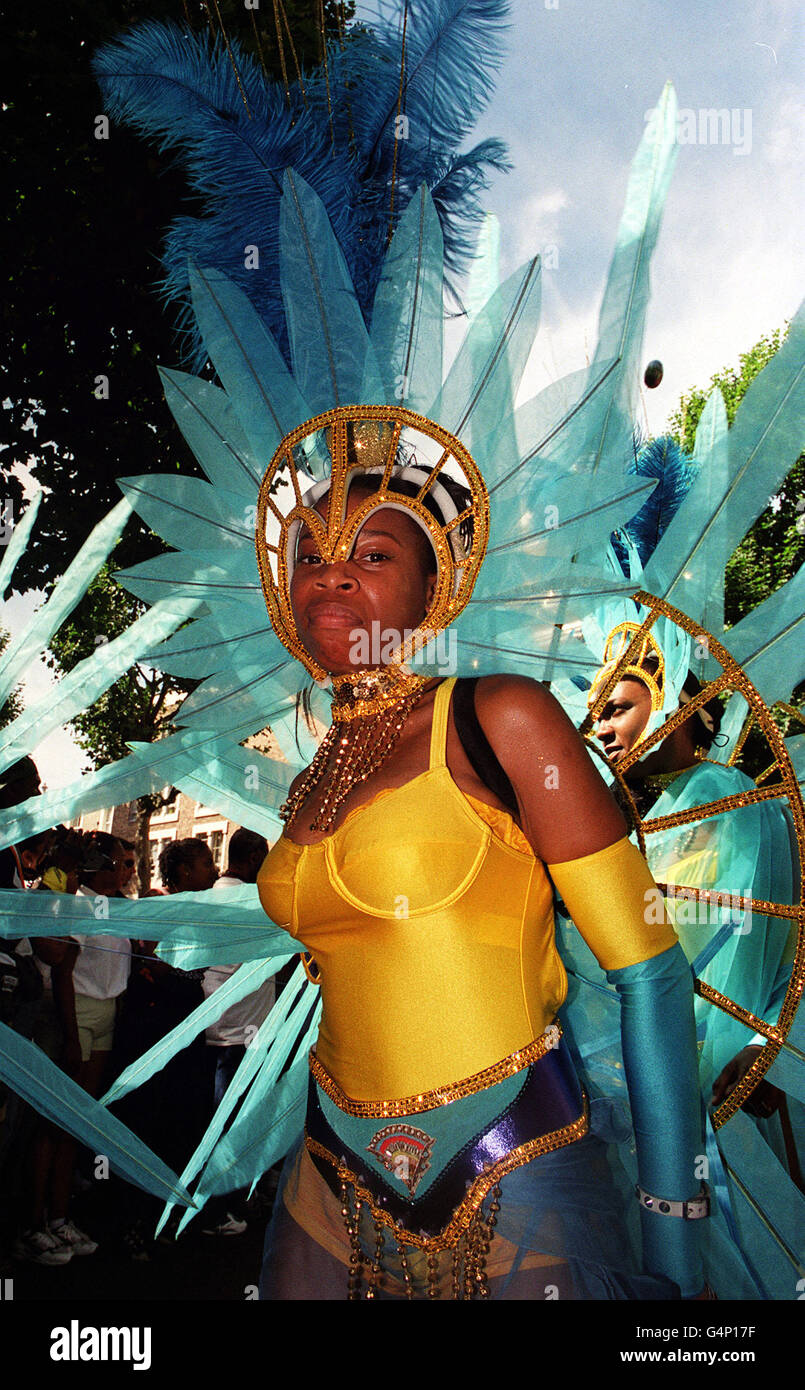 Eines der Kostüme, die beim 35. Notting Hill Carnival in London zu sehen waren, an dem über 2 Millionen Menschen über das Feiertagswochenende erwartet wurden. * 15/08/2001: Organisatoren, die eine Wiederholung der Gewalt fürchten, bei der zwei Menschen auf der letztjährigen Veranstaltung ermordet wurden, warnen: Bleiben Sie fern, wenn Sie beabsichtigen, Ärger zu verursachen - oder Sie werden verhaftet. Der Kodex gibt den zwei Millionen Feiernden Ratschläge, die am Wochenende der Bankfeiertage in West-London zusammenkommen werden, um Europas größte Straßenparty zu feiern. Sie werden aufgefordert, die Polizei zu informieren, wenn sie irgendwelche Schwierigkeiten sehen. Karnevalsbesucher werden auch geraten, zu kommen und zu gehen Stockfoto