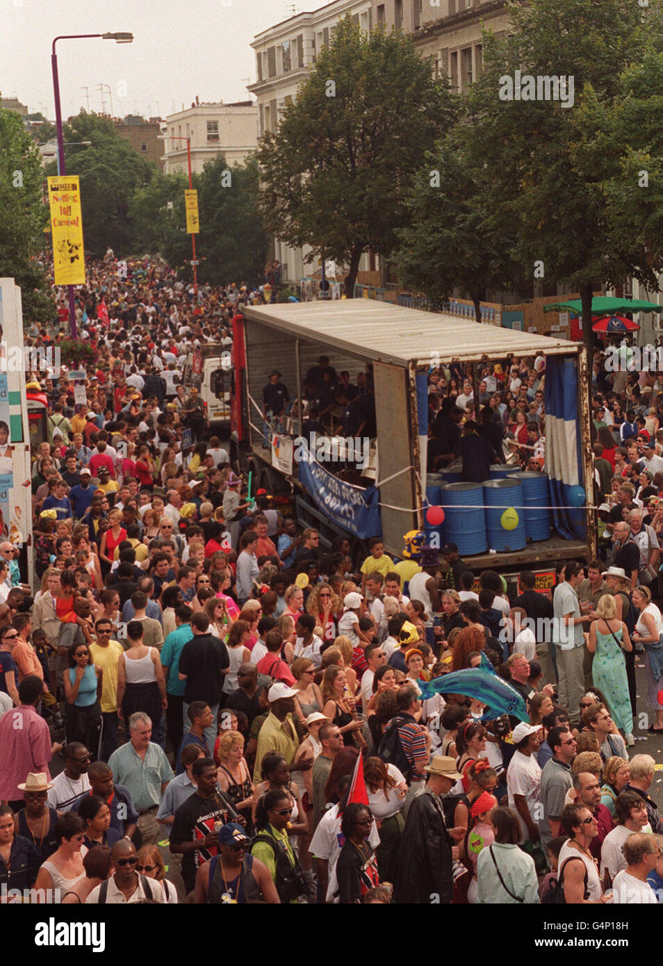 Ein Teil der großen Menge, die die Prozession der Wagen am Kindertag des Notting Hill Karnevals in London beobachtet. Stockfoto