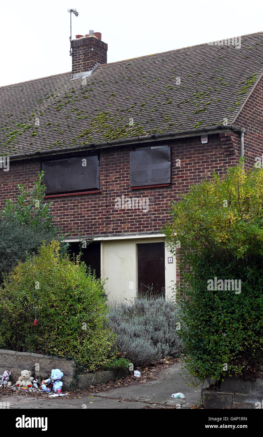 Brennende Kerzen, Stofftiere und guten Willens Nachrichten verbleiben am Unfallort eine Mahnwache letzte Nacht in Gravesend, Kent, nach der Verhaftung von zwei Menschen, nachdem ein Kind ins Krankenhaus am vergangenen Donnerstag in einem ernsten Zustand eingeliefert wurde. Bild Datum: Sonntag, 4. Dezember 2011. Vgl. PA Geschichte Polizei. Bildnachweis sollte lauten: Gareth Fuller/PA Wire Stockfoto