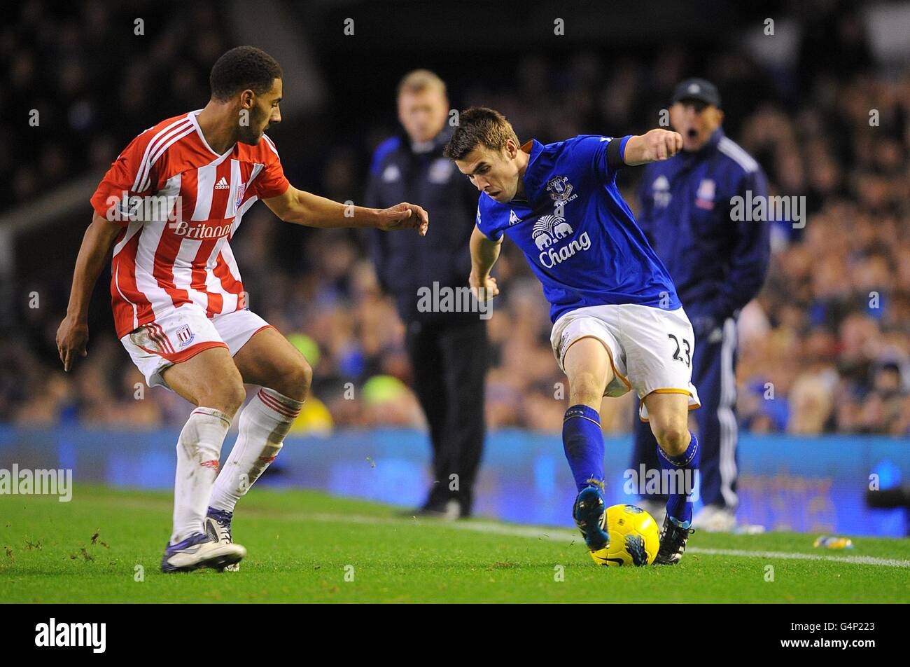 Fußball - Barclays Premier League - Everton gegen Stoke City - Goodison Park. Ryan Shotton von Stoke City und Seamus Coleman von Everton (rechts) in Aktion, beobachtet von beiden Managern an der Touchline Stockfoto