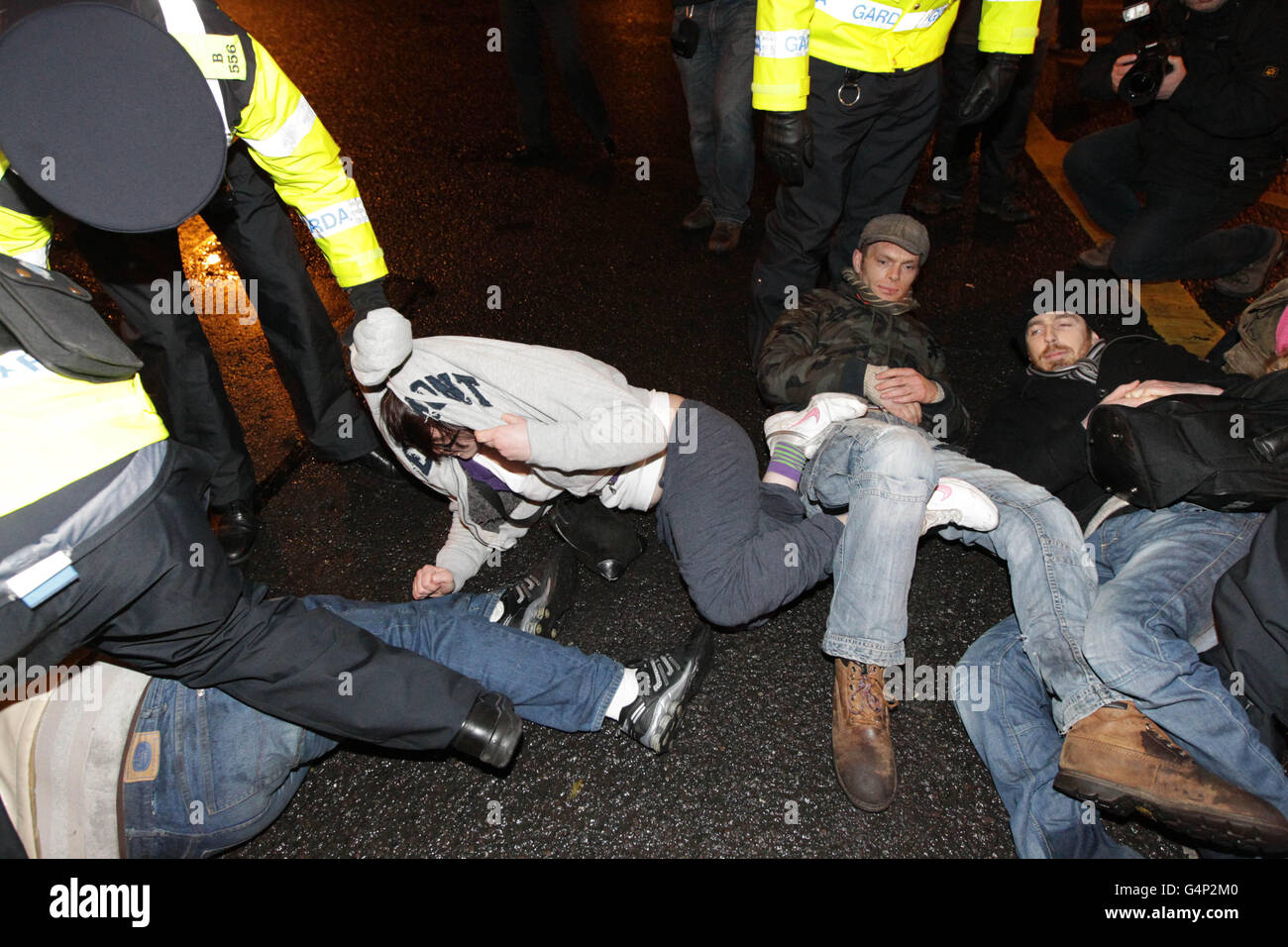 Gardai entferne Spargegner, die versuchten, die Tore des Leinster House in Dublin zu blockieren, nachdem Finanzminister Michael Noonan am zweiten Tag des irischen Haushalts sein Budget in Regierungsgebäuden abgegeben hatte. Stockfoto