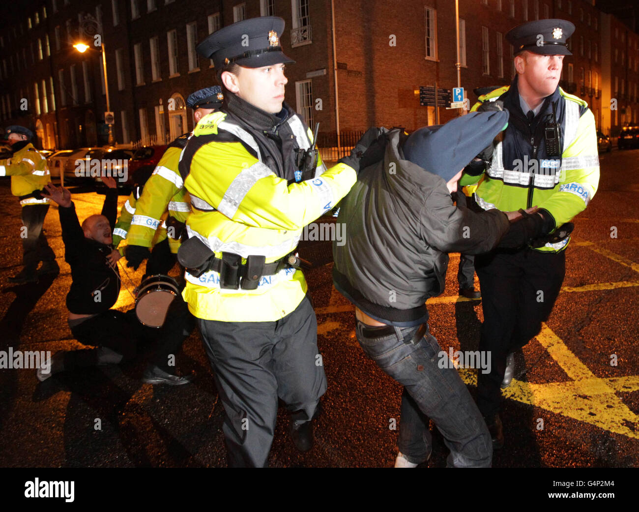 Gardai entferne Spargegner, die versuchten, die Tore des Leinster House in Dublin zu blockieren, nachdem Finanzminister Michael Noonan am zweiten Tag des irischen Haushalts sein Budget in Regierungsgebäuden abgegeben hatte. Stockfoto