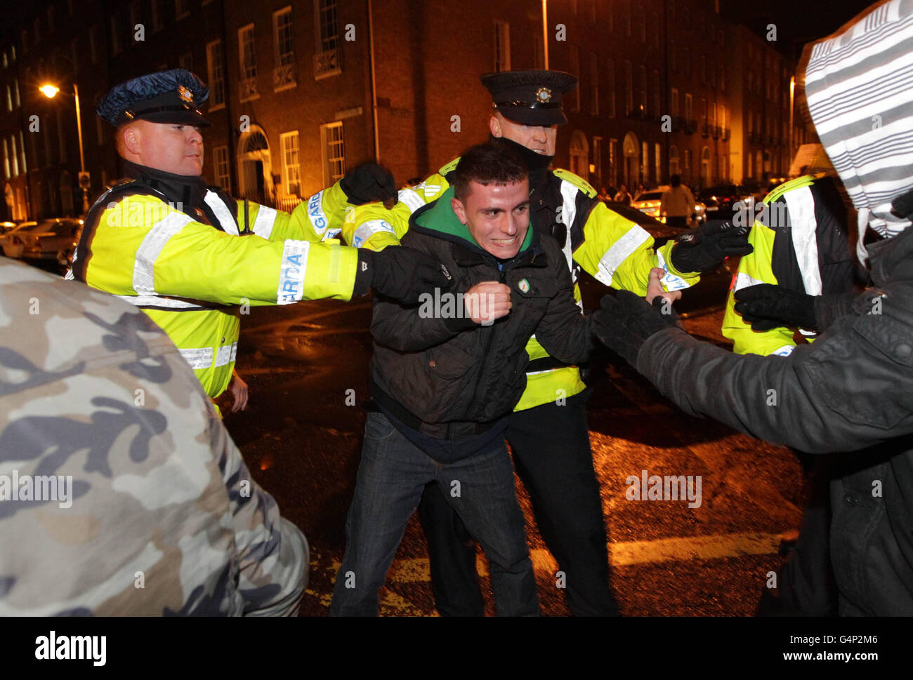 Gardai entferne Spargegner, die versuchten, die Tore des Leinster House in Dublin zu blockieren, nachdem Finanzminister Michael Noonan am zweiten Tag des irischen Haushalts sein Budget in Regierungsgebäuden abgegeben hatte. Stockfoto