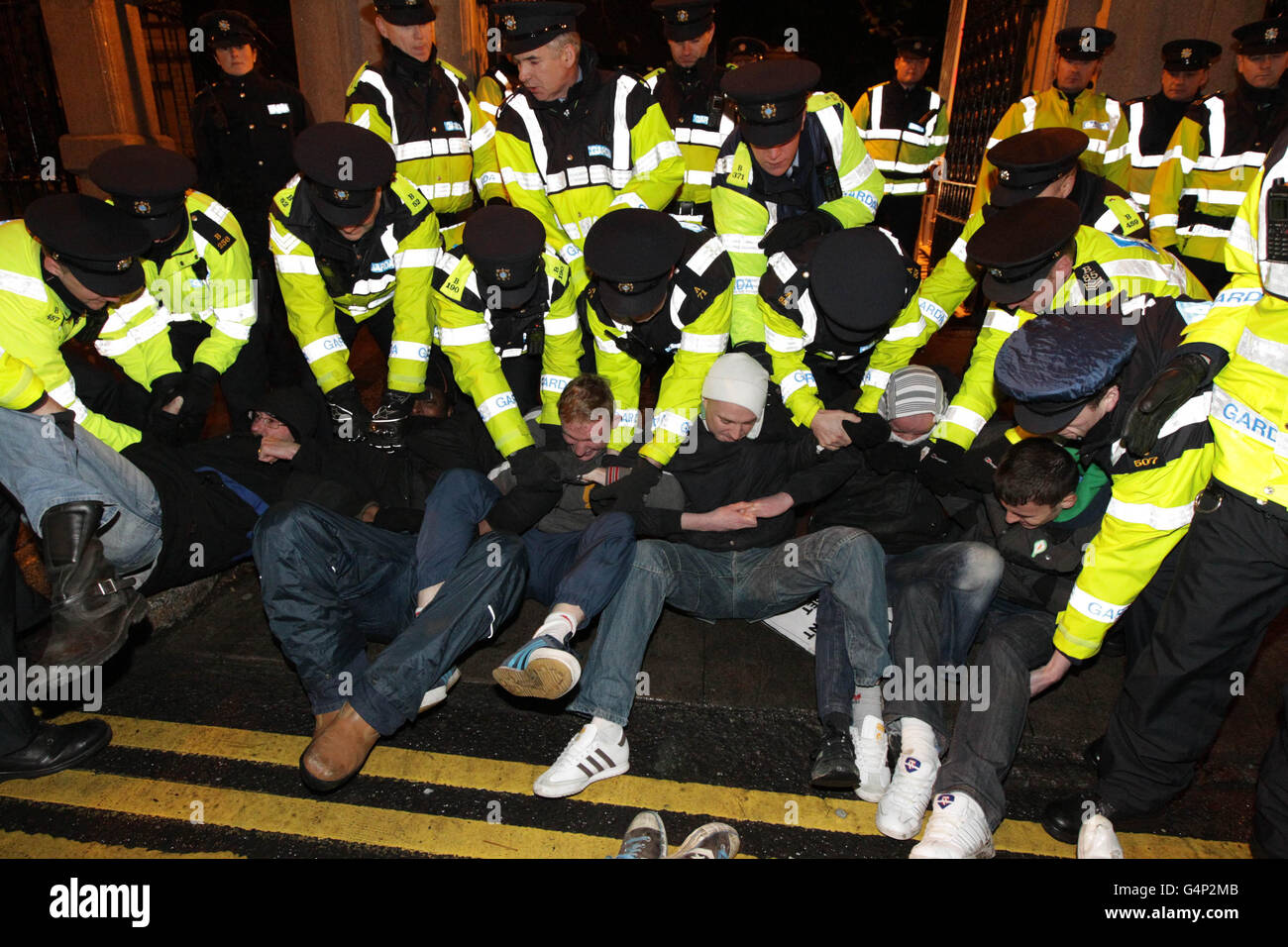 Gardai entferne Spargegner, die versuchten, die Tore des Leinster House in Dublin zu blockieren, nachdem Finanzminister Michael Noonan am zweiten Tag des irischen Haushalts sein Budget in Regierungsgebäuden abgegeben hatte. Stockfoto