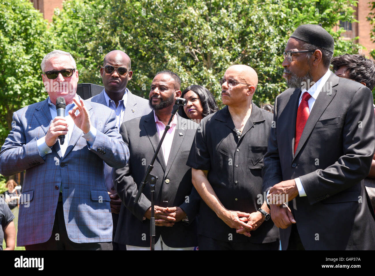 Philadelphia, Pennsylvania, USA. 18. Juni 2016. Philadelphia-Bürgermeister, JIM KENNEY anlässlich der Juneteenth Feier in Philadelphia Pa, als Zustand Senator VINCENT HUGHES und KENNY GAMBLE, schauen Juneteenth ist die älteste bekannte Feier zum Gedenken an das Ende der Sklaverei in den Vereinigten Staaten © Ricky Fitchett/ZUMA Draht/Alamy Live News Stockfoto