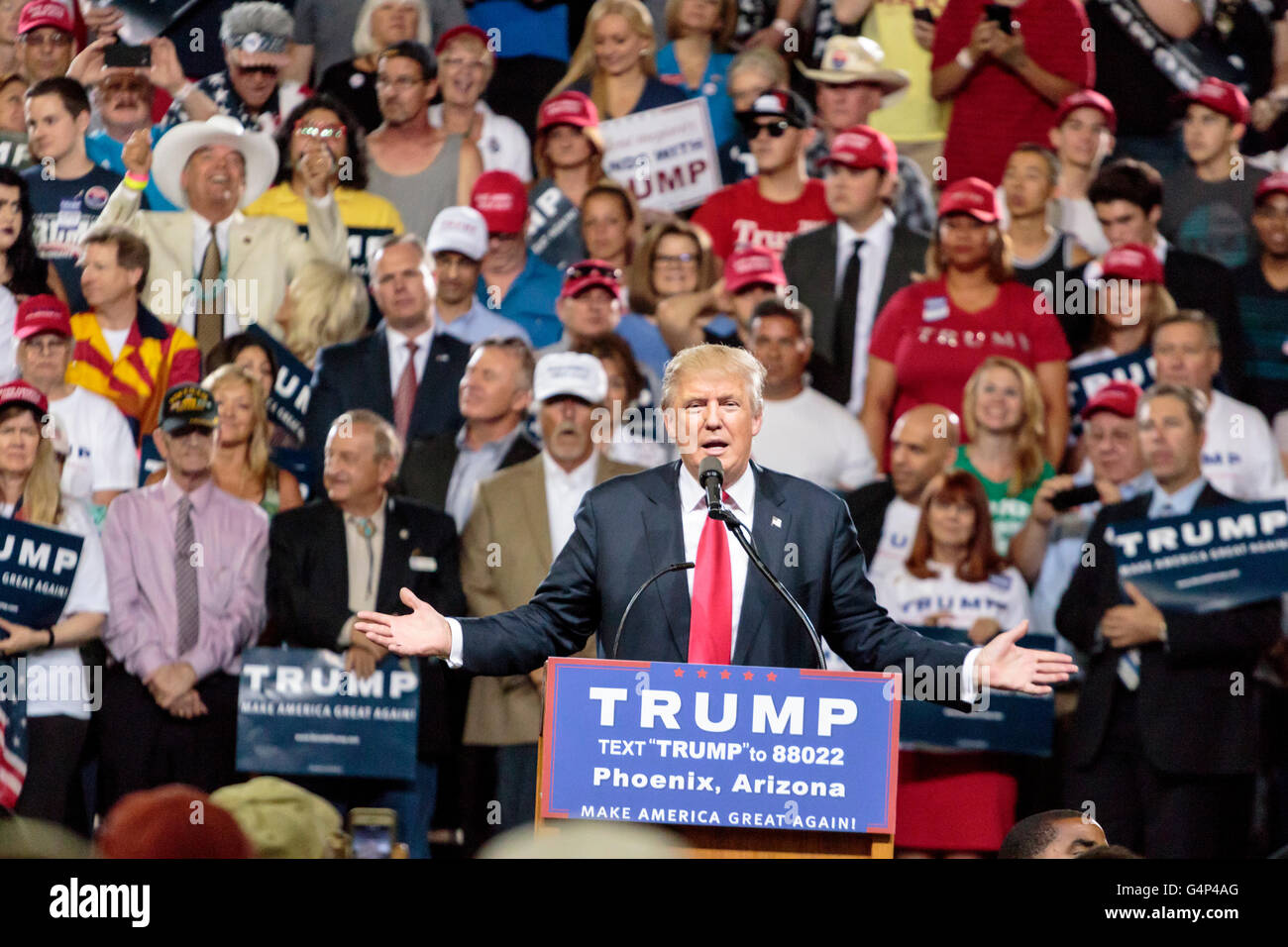 Phoenix, Arizona, USA. 18. Juni 2016. Trump spricht auf einer Kundgebung der Kampagne am Veterans Memorial Coliseum in zentralen Phoenix. Dies war Trumps vierte Auftritt in Arizona während seiner Präsidentschaftskampagne 2016. Bildnachweis: Jennifer Mack/Alamy Live-Nachrichten Stockfoto