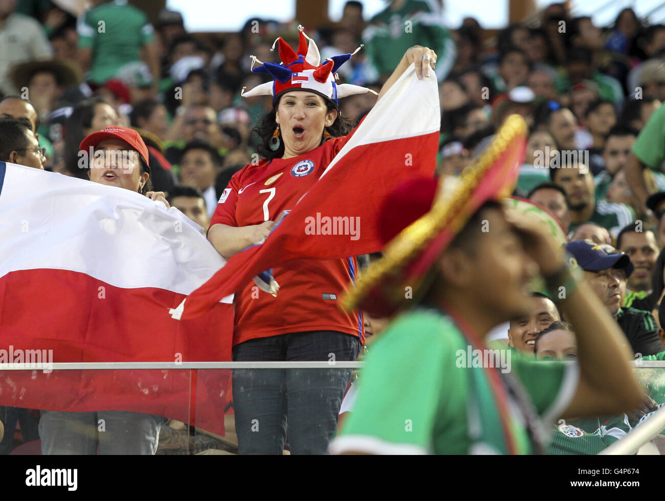 Los Angeles, Kalifornien, USA. 18. Juni 2016. Chiles Fans feiern nach einem Gefängnis in der Copa America Soccer match zwischen Mexiko und Chile im Levi's-Stadion in Santa Clara, Kalifornien, 18. Juni 2016. Chile gewann mit 7: 0. Bildnachweis: Ringo Chiu/ZUMA Draht/Alamy Live-Nachrichten Stockfoto