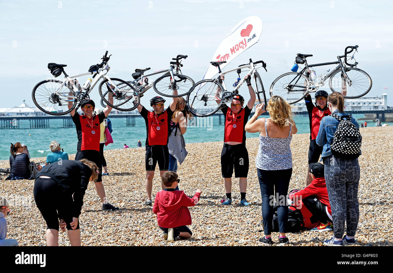 Brighton, UK. 19. Juni 2016. Radfahrer fahren für den Strand nach Abschluss die jährliche britische Herz Stiftung von London nach Brighton Radtour bei schönem Wetter heute Credit: Simon Dack/Alamy Live News Stockfoto