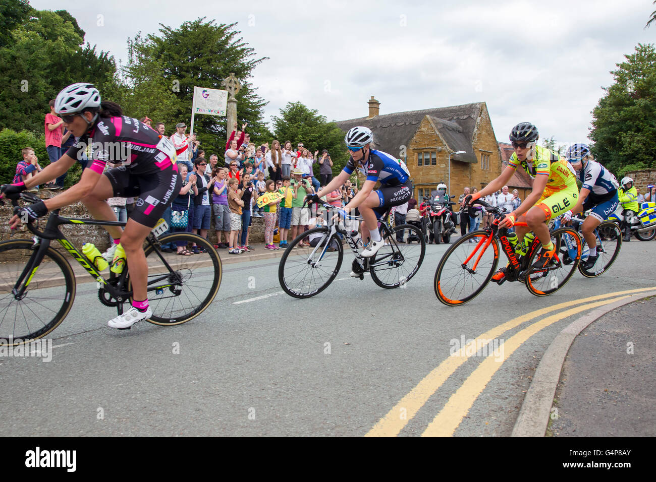 Northamptonshire, Großbritannien Sonntag, 19. Juni 2016. Aviva Frauen Tour, Stufe 5. Northampton, Kettering einen Abstand von 113,2 km oder Meilen 70,4, beginnend bei Towcester rd, Northampton und endend in den Markt Platz, Kettering. Fahrer vor dem Rennen, UCI Women WorldTour durch Osten Haddon 29.2 Meilen. Bildnachweis: Keith J Smith. / Alamy Live News Stockfoto