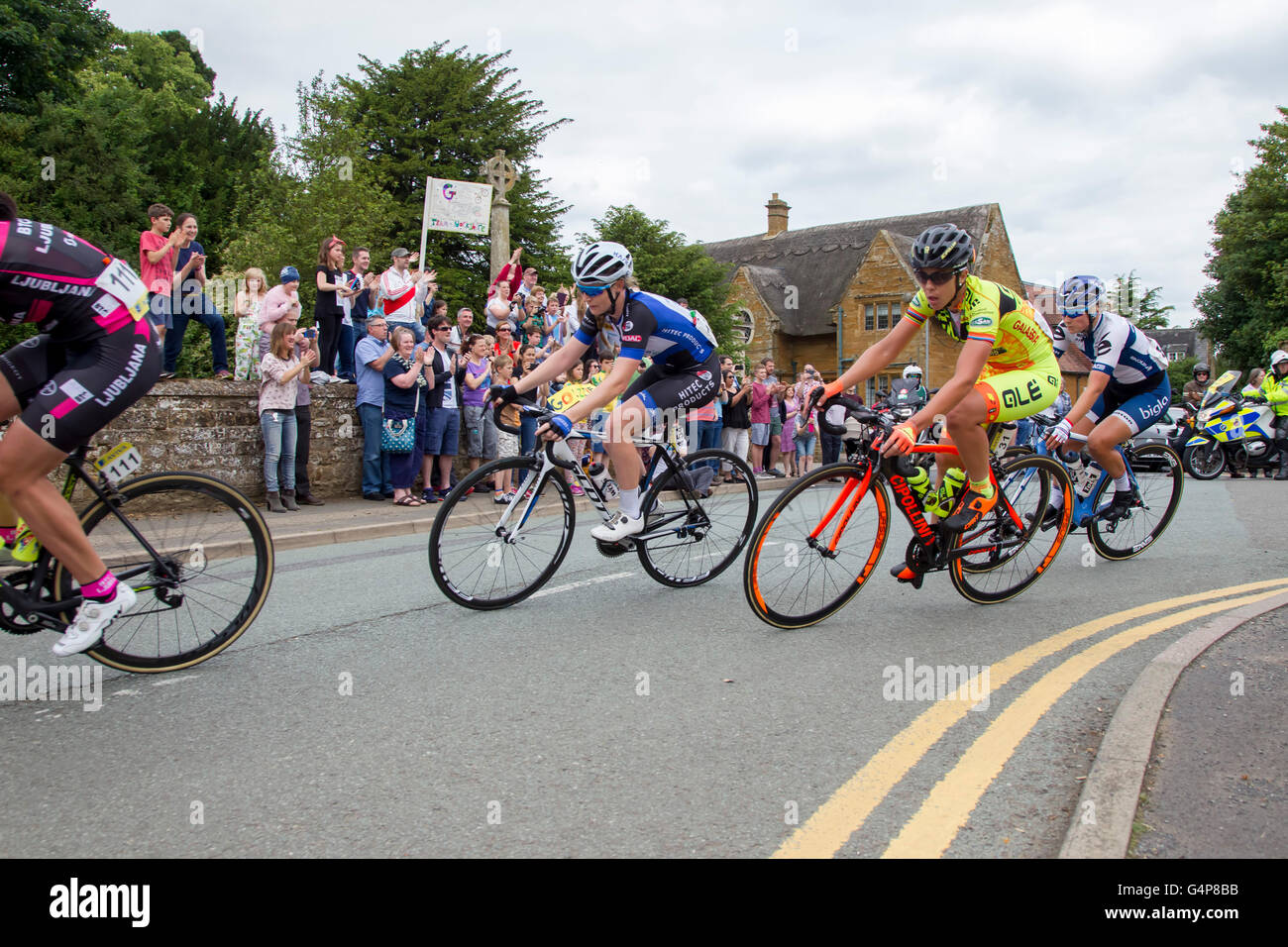 Northamptonshire, Großbritannien Sonntag, 19. Juni 2016. Aviva Frauen Tour, Stufe 5. Northampton, Kettering einen Abstand von 113,2 km oder Meilen 70,4, beginnend bei Towcester rd, Northampton und endend in den Markt Platz, Kettering. Fahrer vor dem Rennen, UCI Women WorldTour durch Osten Haddon 29.2 Meilen. Bildnachweis: Keith J Smith. / Alamy Live News Stockfoto