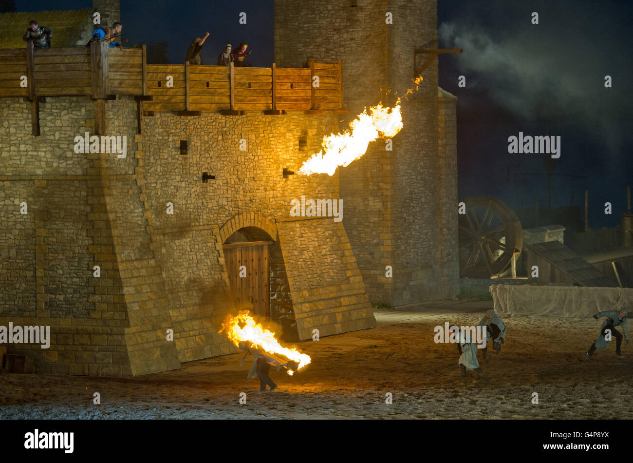 Schauspieler führen Sie eine Szene aus dem actionreichen Spiel "Auf Leben Und Tod" (lit. ein Kampf von Leben und Tod) erzählt die Geschichte des legendären Piratenkapitäns Stoertebeker bei der Premiere des Stücks auf der Bühne in Ralswiek, Deutschland, 18. Juni 2016. Das Spiel "Auf Leben Und Tod" marls Beginn der Stoertebeker-Theater-Festival in seiner 24. Saison in diesem Jahr. Foto: Stefan Sauer/dpa Stockfoto