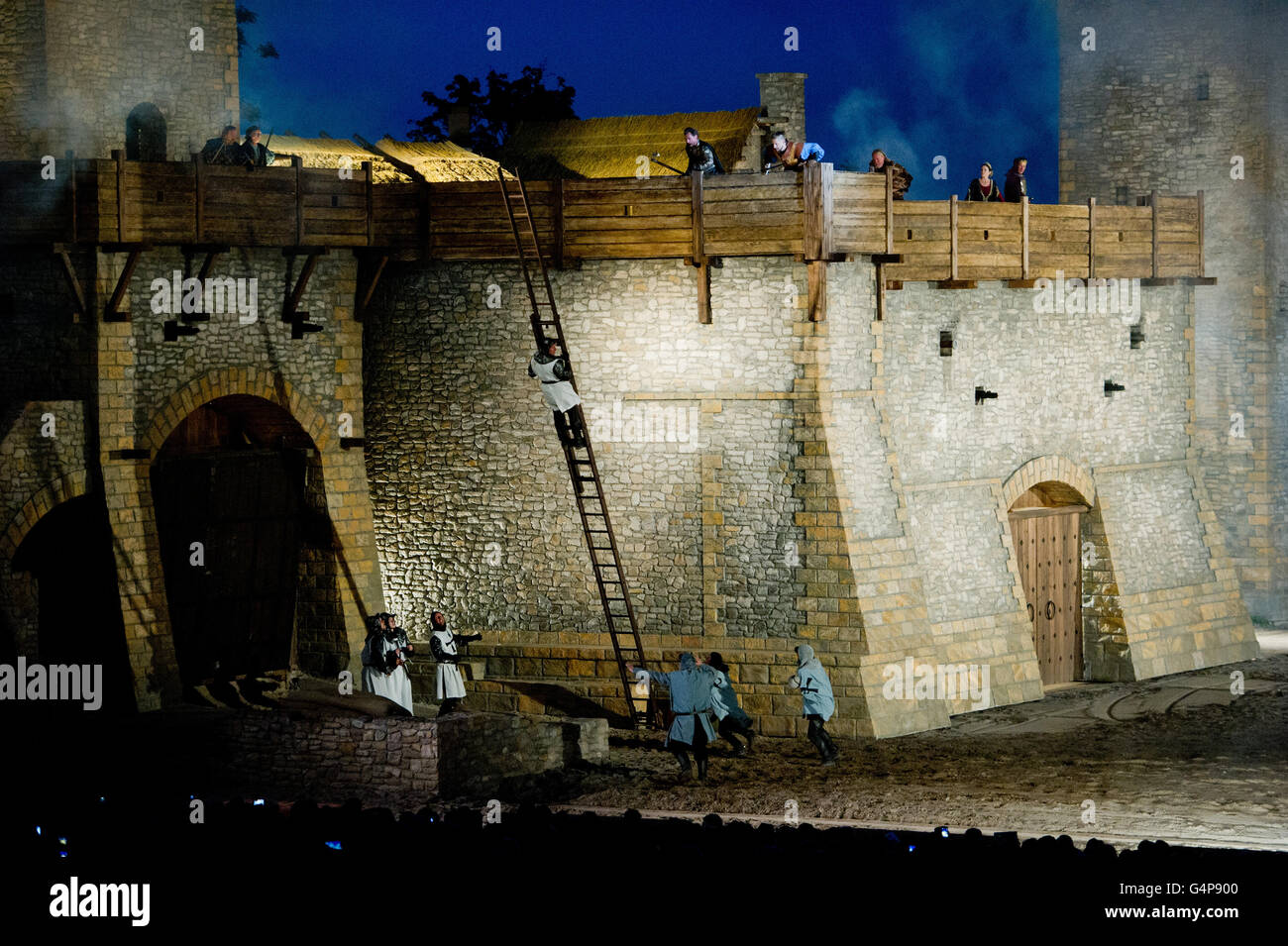 Schauspieler führen Sie eine Szene aus dem actionreichen Spiel "Auf Leben Und Tod" (lit. ein Kampf von Leben und Tod) erzählt die Geschichte des legendären Piratenkapitäns Stoertebeker bei der Premiere des Stücks auf der Bühne in Ralswiek, Deutschland, 18. Juni 2016. Das Spiel "Auf Leben Und Tod" marls Beginn der Stoertebeker-Theater-Festival in seiner 24. Saison in diesem Jahr. Foto: Stefan Sauer/dpa Stockfoto