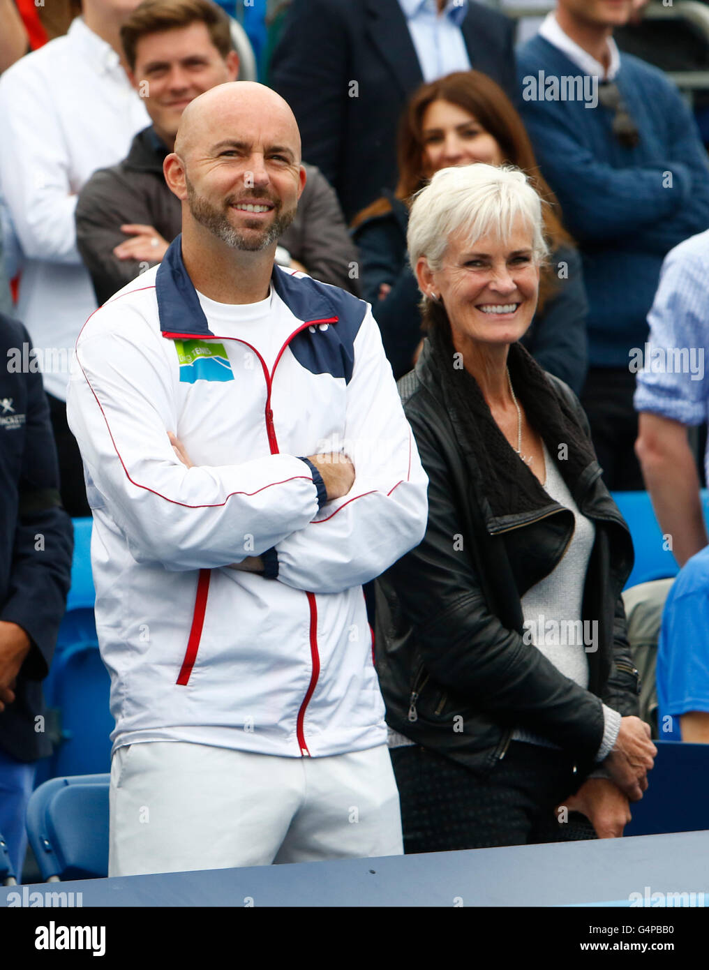 Queens Club, London, UK. 19. Juni 2016. Aegon Tennis Championships Königinnentag sieben. Andy Murray Coach Jamie Delgado und Mutter Judy Murray feiert seinen Sieg über Milos Raonic (CAN) im Finale im Queens. Murray hat jetzt das Event für einen Datensatz fünften Mal gewonnen. Andy Murray gewann in drei Sätzen 6-7, 6-4, 6-3. Bildnachweis: Aktion Plus Sport/Alamy Live-Nachrichten Stockfoto