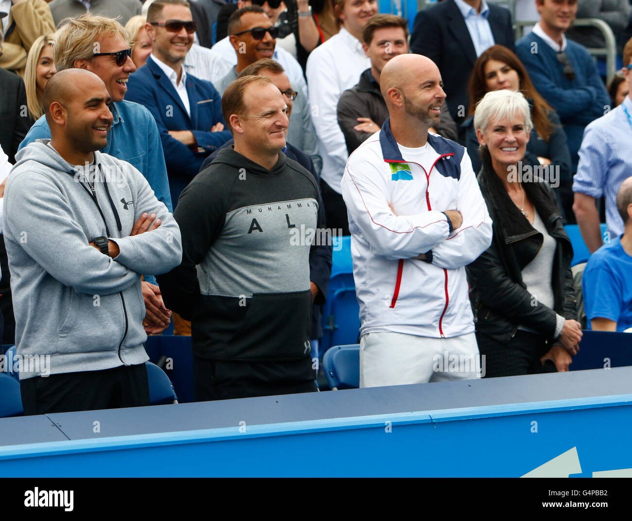 Queens Club, London, UK. 19. Juni 2016. Aegon Tennis Championships Königinnentag sieben. Andy Murray Team, einschließlich Mama Judy Murray feiert seinen Sieg über Milos Raonic (CAN) im Finale in Queens. Murray hat jetzt das Event für einen Datensatz fünften Mal gewonnen. Andy Murray gewann in drei Sätzen. Bildnachweis: Aktion Plus Sport/Alamy Live-Nachrichten Stockfoto