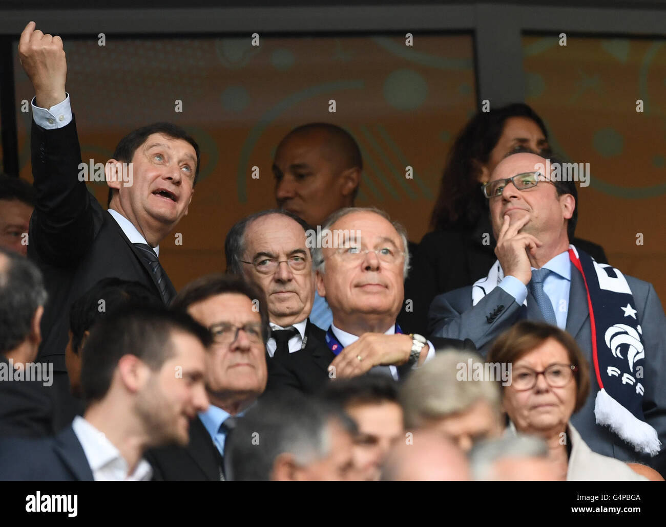 Lille, Frankreich. 19. Juni 2016. French President Francois Hollande (R) und französischen Fußballverband Präsident Noel Le Graet (4-L) besuchen Thepreliminary Runde Match zwischen der Schweiz und in Frankreich im Pierre Mauroy Stadium in Lille, Frankreich, 19. Juni 2016. Foto: Marius Becker/Dpa/Alamy Live News Stockfoto
