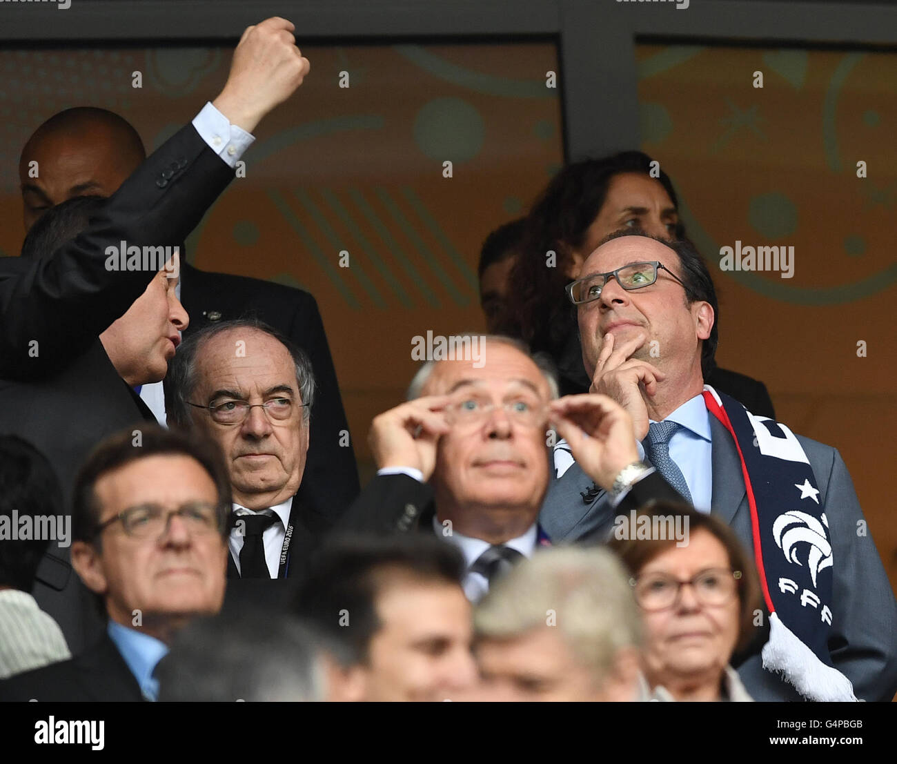 Lille, Frankreich. 19. Juni 2016. French President Francois Hollande (R) und französischen Fußballverband Präsident Noel Le Graet (2 L) besuchen Thepreliminary Runde Match zwischen der Schweiz und in Frankreich im Pierre Mauroy Stadium in Lille, Frankreich, 19. Juni 2016. Foto: Marius Becker/Dpa/Alamy Live News Stockfoto
