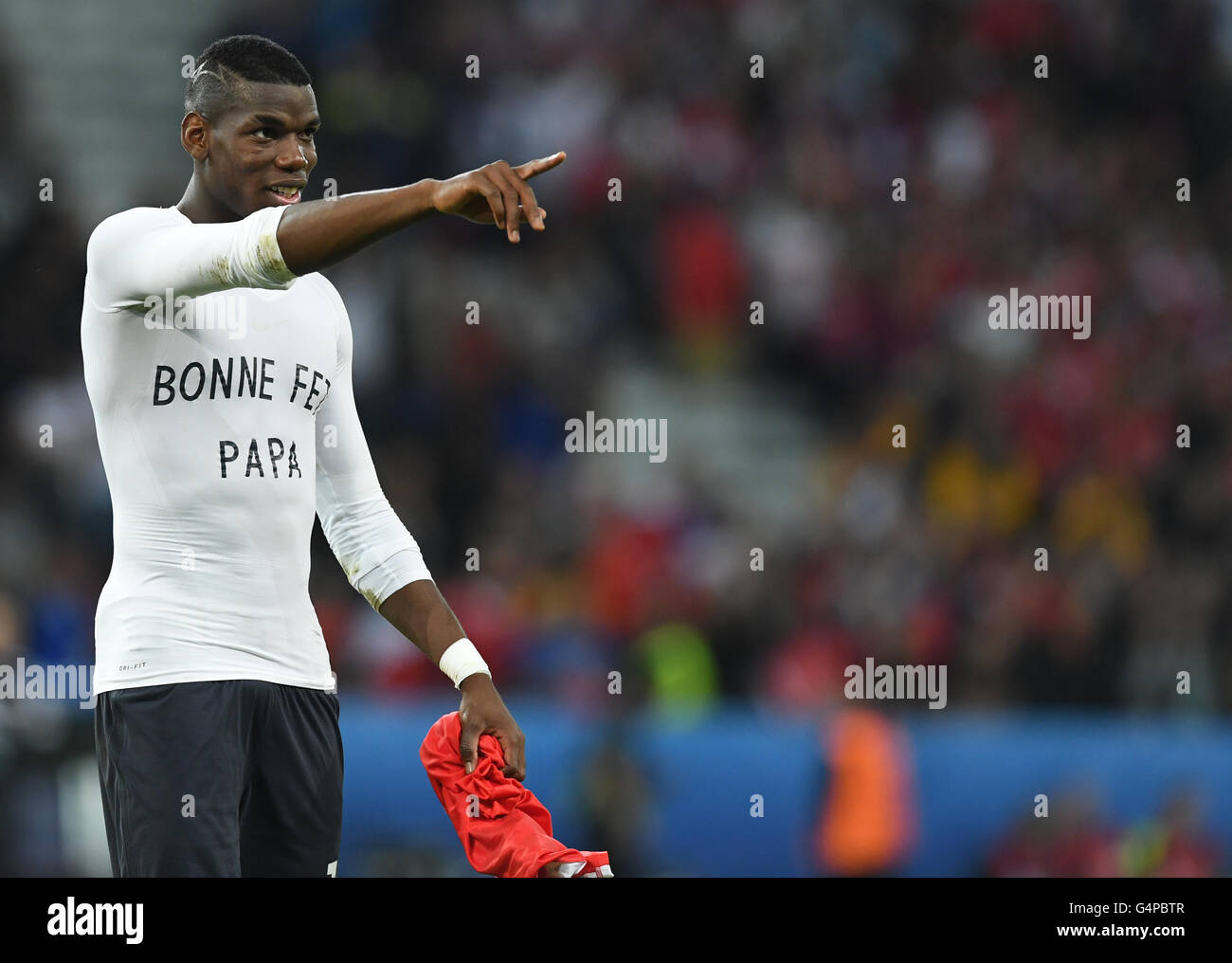 Lille, Frankreich. 19. Juni 2016. Paul Pogba von Frankreich zeigt eine Inschrift auf seinem Trikot-lesen, lesen "Bonne Fete Papa" nach dem ersten Vorrundenspiel zwischen der Schweiz und Frankreich im Pierre Mauroy Stadium in Lille, Frankreich, 19. Juni 2016. Foto: Marius Becker/Dpa/Alamy Live News Stockfoto