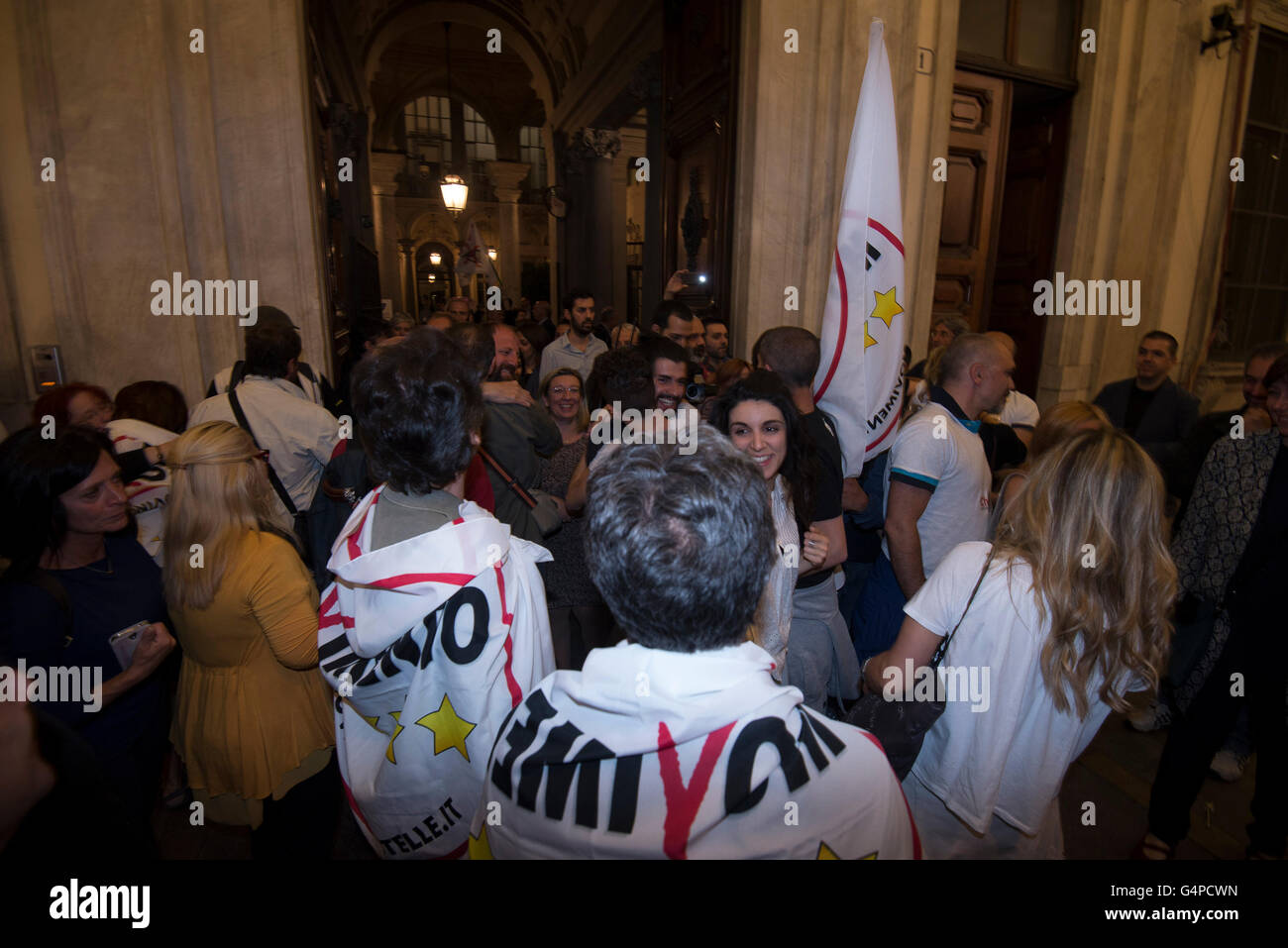 Turin, Italien. 20. Juni 2016. Bürgermeister der Kandidat Chiara Appendino Partei Movimento 5 Stelle feiert den Sieg bei den Kommunalwahlen in 2016 Bürgermeister am Palazzo Civico am Juni 20,2016 in Turin, Italien: schwarz Post Press/Alamy Live News Stockfoto