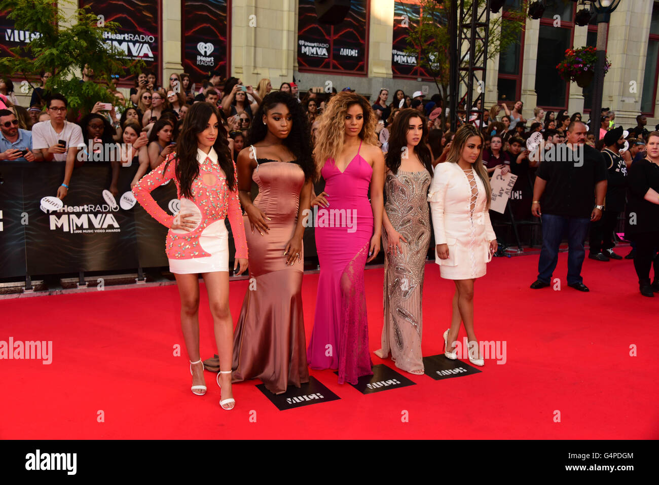 Toronto, Ontario, Kanada. 19. Juni 2016. (L-R) CAMILA CABELLO, NORMANI HAMILTON, DINAH-JANE HANSEN, LAUREN JAUREGUI und ALLY BROOKE der fünften Harmonie kommt bei der 2016 iHeartRADIO MuchMusic Video Awards am MuchMusic HQ im 19. Juni 2016 in Toronto, Kanada. Bildnachweis: Igor Vidyashev/ZUMA Draht/Alamy Live-Nachrichten Stockfoto