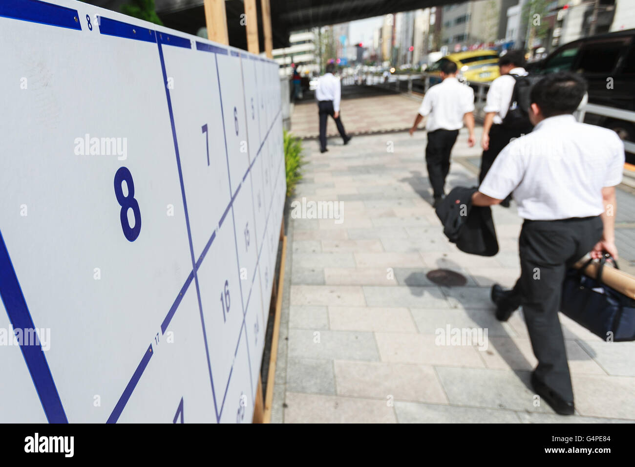 Fußgänger gehen vorbei an einem Plakat Bord speziell für Wahl-anzeigen bereit, Kandidaten Plakate für Julys Oberhaus Wahlen auf dem Display in Tokios Straßen am 20. Juni 2016, Japan errichtet. Im Vorfeld des 10. Juli Umfrage Kandidaten gehen durch die Straßen, das Aufstellen von Plakaten, hielt Reden und halten Kundgebungen, um ihre Politik zu präsentieren. In diesem Jahr Zielen die politischen Parteien Jungwähler, im Alter von 18 und 19 jährigen, die zum ersten Mal abstimmen dürfen. © Rodrigo Reyes Marin/AFLO/Alamy Live-Nachrichten Stockfoto