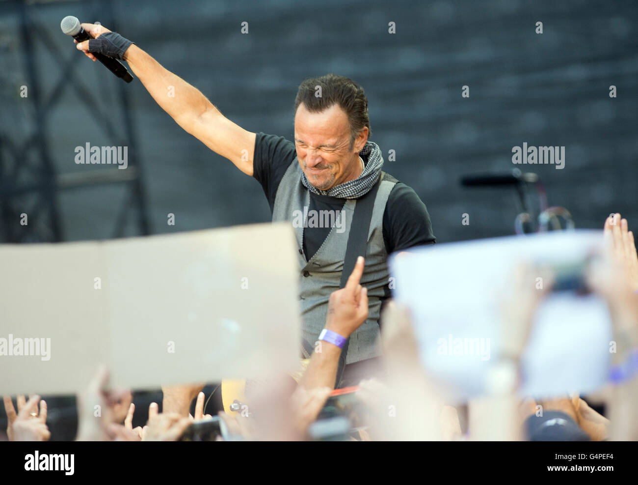 Berlin, Deutschland. 19. Juni 2016. US-Musiker Bruce Springsteen im Olympiastadion während seiner "The River Tour" in Berlin, Deutschland 19. Juni 2016 durchführt. Foto: Paul Zinken/Dpa/Alamy Live News Stockfoto