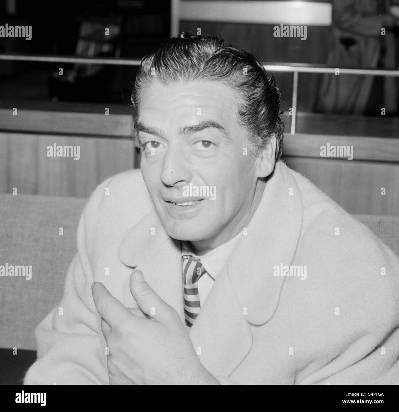 Schauspieler Victor Mature am Flughafen London, wo er nach Gibraltar auftrat. * Victor Mature, der brave Star der 1940er und 50er Jahre, der Samson in Samson und Delilah und Doc Holliday in John Ford s My Darling Clementine spielte, ist in Sante Fe, Kalifornien, gestorben. Er war 86 Jahre alt. Mature, der sich um 1960 weitgehend von Filmen zurückzog, hatte drei Jahre lang an Krebs gelitten, sagte ein langjähriger Freund im Unterhaltungsgeschäft, Zollie Volchok. Das Büro des Gerichtsmediziners von San Diego County sagte, dass Mature am Mittwoch, den 4. August 1999 gestorben sei. Stockfoto